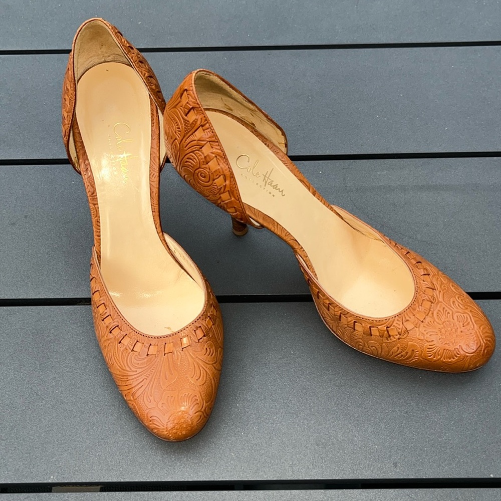 Vintage Cole Haan embossed leather pumps.